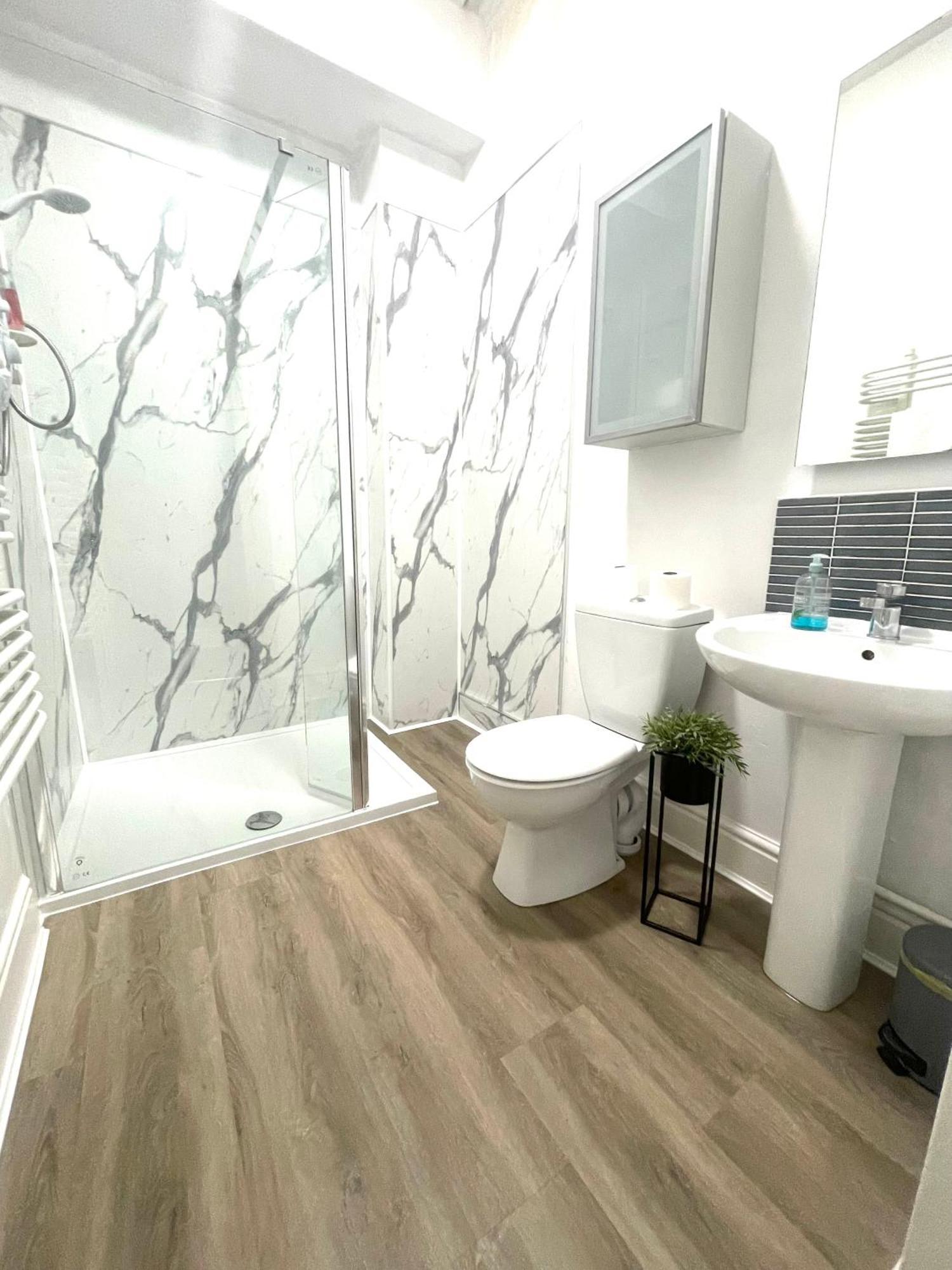 Stylish Apartment With Secure Parking Close To City Chester Buitenkant foto